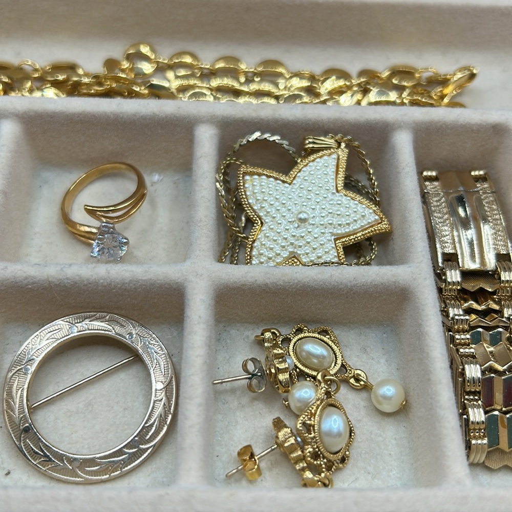 Vintage jewelry box with jewelry selection. Earring, necklaces, ring, etc. - Picture 3 of 16